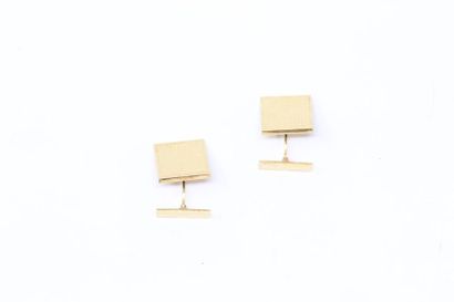 null Pair of 18k (750) yellow gold cufflinks, square and guilloché. 

Weight: 8.03...
