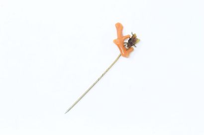 null Metal pin decorated with a coral branch and a hard stone fly. 

High. 7 cm....