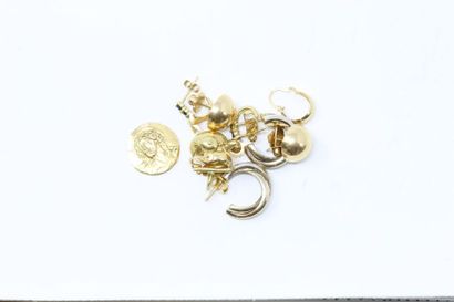 null Lot of 18k (750) yellow gold comprising: a teapot pendant, four pairs of earrings,...