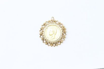 null Round openwork pendant brooch in 18k (750) yellow gold decorated with a 20 lira...