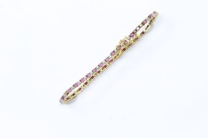null 18k (750) yellow gold line bracelet adorned with pink sapphires and small diamonds....