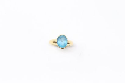 null 18k (750) yellow gold ring with a treated oval topaz.

Finger size: 62. - Gross...