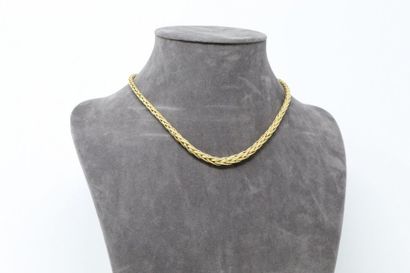 null Necklace in 18k (750) yellow gold with braided stitches in fall.

Neck size:...