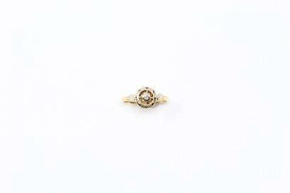 null Round ring in 18k (750) yellow gold with a white stone.

Finger size : 59 -...