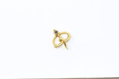 null 18k (750) yellow gold brooch stylizing a snake adorned with a round sapphire...