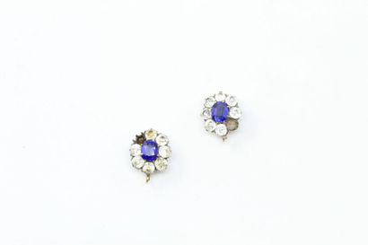 null Pair of 18k (750) yellow gold and silver sleepers decorated with imitation blue...