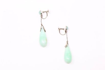 null Pair of 18k (750) yellow gold earrings decorated with jadeite and small white...