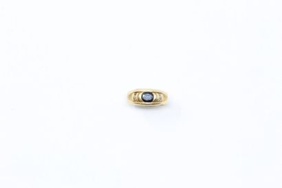 null 14k (585) yellow gold ring set with an oval sapphire.
Finger size: 52. - Gross...