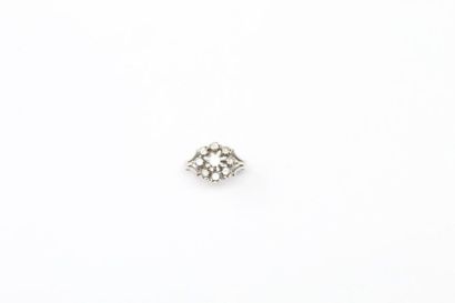 null 18k (750) white gold flower ring with white stones,

Finger turn: 50. - Gross...