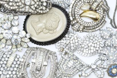 null Lot of costume jewelry containing :

- A silver-plated metal bracelet decorated...