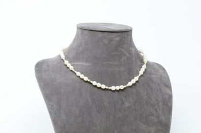 null Necklace of cultured pearls, 18k (750) yellow gold clasp,

Neck size: 42 cm....