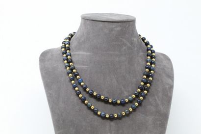 null Long necklace made of gold-plated metal and lapis lazuli balls. 

Neck size:...