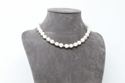 null Necklace of cultured pearls, ball clasp in 14k white gold (585). Part of the...
