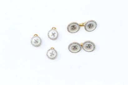 null Pair of cufflinks and three collar buttons in 18k (750) yellow gold adorned...