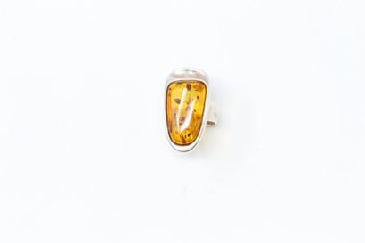 null Silver ring decorated with amber. 

Finger size: 56 - Gross weight: 9.33 g....