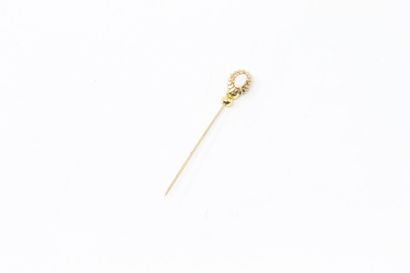 null Tie pin in 9k (375) yellow gold with white opal. 

Gross weight: 0.74 g.