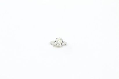 null Solitaire en or gris 18k (750) orné d'un diamant taille ancienne d'environ 0.8...