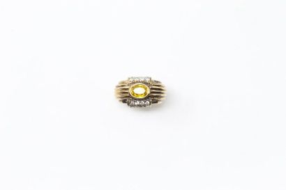 null Vermilion silver tank ring set with a yellow synthetic sapphire and white stones.

Finger...