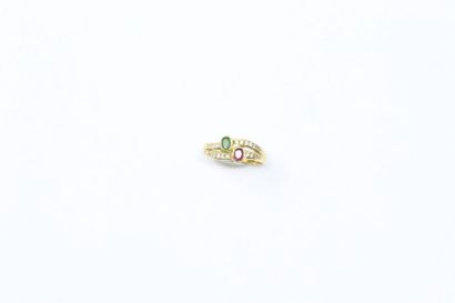 null Ring Toi&Moi in 18k (750) yellow gold set with a green and a red stone in a...