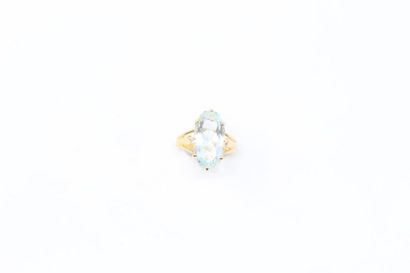 null 18k (750) yellow gold ring set with an oval aquamarine. 

Finger turn: 55.5....