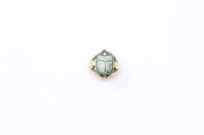 null 9k (375) yellow gold ring set with a hard stone beetle.
(Accidents).
Finger...