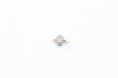 null 18k (750) yellow gold flower ring set with antique cut diamonds.
Finger size:...