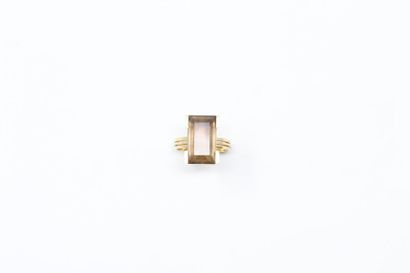 null 18k (750) yellow gold ring set with a rectangular smoky quartz with sharp edges....