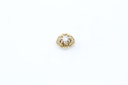 null 18k (750) yellow gold and platinium openwork ring set with an antique cut diamond.
Diamond...