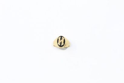 null 18k (750) yellow gold signet ring with an H on a black background.

Finger size:...