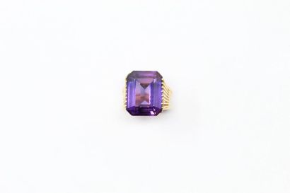 null 18k (750) yellow gold ring set with a rectangular amethyst with cut off sides.

Finger...