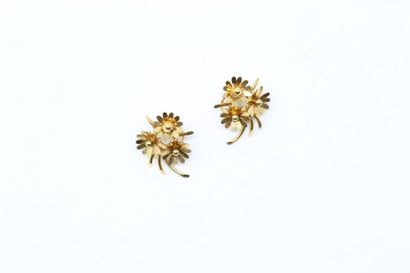 null Pair of 18k (750) yellow gold earrings featuring three daisies. Ear studs and...