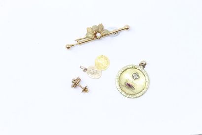 null Lot d'or contenant :

- 1/4 de dollar 1874

- Deux médailles

- Un clou d'oreille

-...