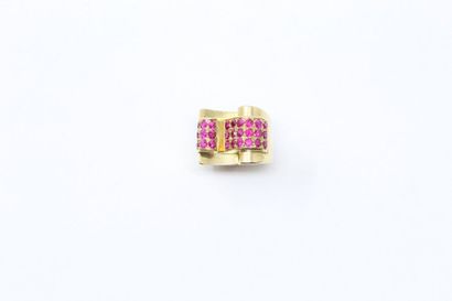 null 14k (585) yellow gold tank ring paved with pink sapphires.
Finger size: 56 -...