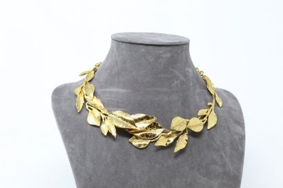 null Yves Saint Laurent 

Collier articulé en métal doré figurant des feuilles. Signé...