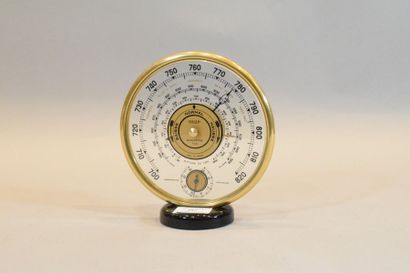 null JAEGER

Baromètre-thermomètre rond en métal doré sur socle noir, cadran squelette...