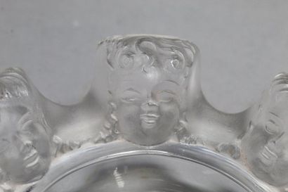 null Ashtray made of pressed moulded glass with faces. 

By LALIQUE France. 

Diameter:...