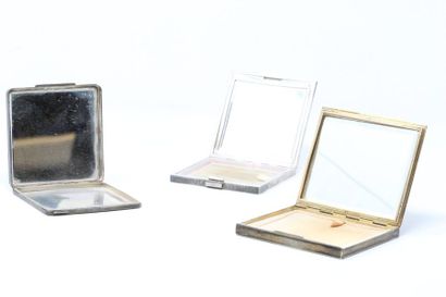 null Set of three guilloché silver powder cases. 

Gross weight: 395 g. 