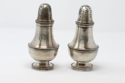 null Two silver saucepans decorated with pearl friezes. 

High. 15 centimeters. -...