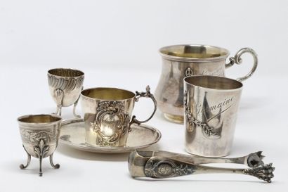 null Money lot comprising : 

- a monogrammed sugar tongs

- a cup inscribed "Germaine",...