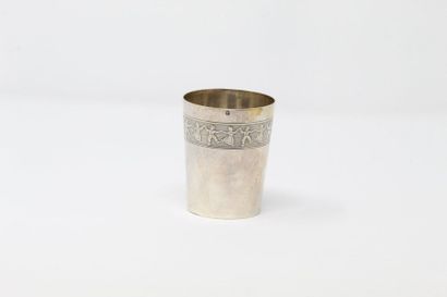 null Silver goblet with a frieze of dancing children. 

High. Eight centimeters....