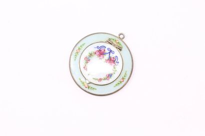 null Round polychrome enamel powder-potter pendant with floral and foliage decoration.

Diameter:...