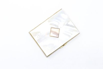 null Gold and mother-of-pearl metal powder case.

Dim. 75 x 55 x 10 mm. 