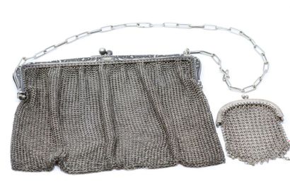 null Purse and silver, one in silver, the other one in metal .
Weight brut : 177.10...