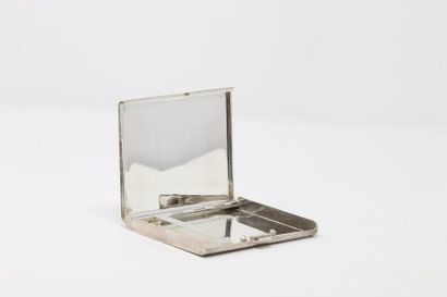 null Porte cigarettes en argent cannelé.

Dim. : 8.4 x 10.1 x 1.1 cm - Enfoncements...