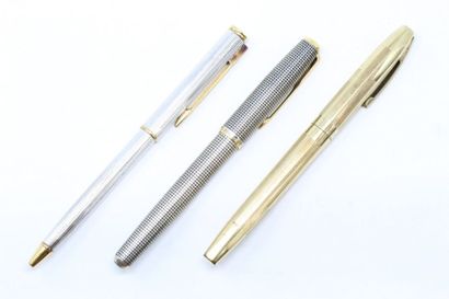 null Lot de stylos :

- Un stylo à bille Waterman

- Un stylo plume Parker en argent...