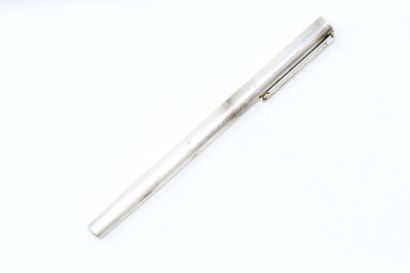 null TIFFANY & Co. 

Brushed silver ballpoint pen. 

High. 12.3 cm. 

In a pouch...