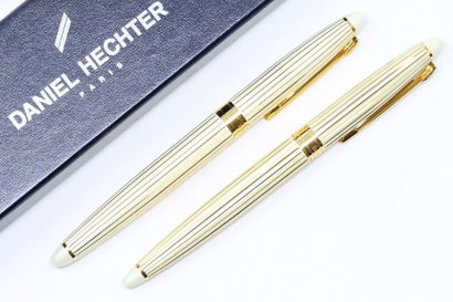 null Daniel HECHTER 

Parure de stylos (plume et bille), fûts canelés dorés sur fond...