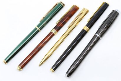 null A set of pens comprising : 

- Ballpoint pen WATERMAN, gold plated model, signed,...