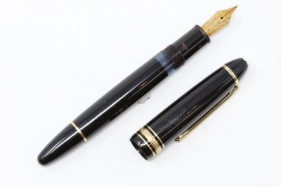 null MONTBLANC, modèle Meisterstuck,
Un stylo à plume avec plume en or 18k (750)...