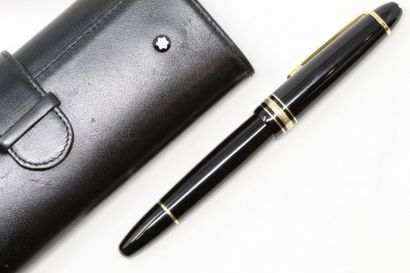 null MONTBLANC 

Fountain pen in black lacquer and gold metal. 

Signed MONTBLANC...